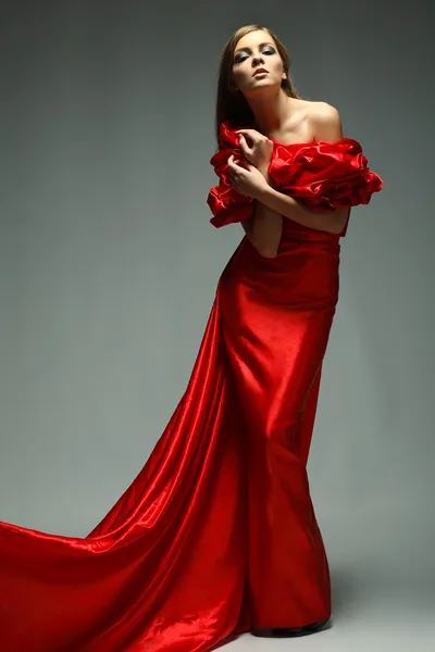 एक सुंदर युवा महिला लाल कपड़े में है — स्टॉक फ़ोटो, इमेज