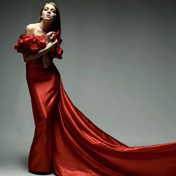 Egy gyönyörű fiatal nő van a piros ruha — Stock Fotó