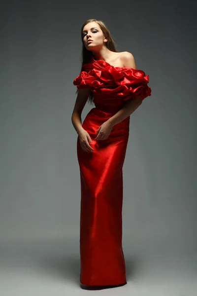 Una bella giovane donna è vestita di rosso — Foto Stock