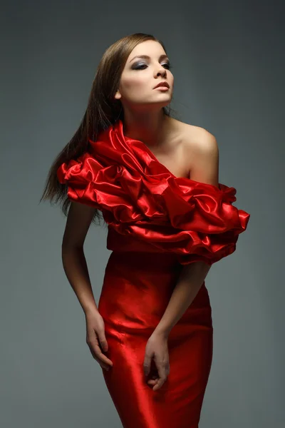 Une belle jeune femme est en vêtements rouges — Photo