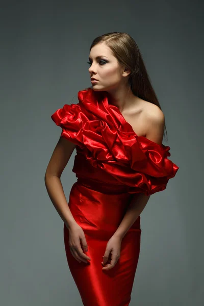 Jest to piękna młoda kobieta w czerwonym ubraniu — Zdjęcie stockowe