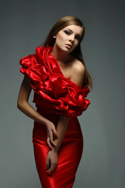 Красивая молодая женщина в красной одежде — стоковое фото
