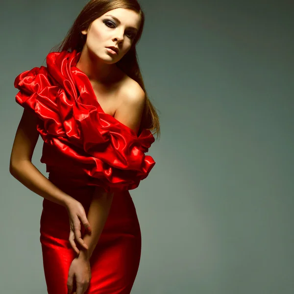 美しい若い女性は赤い服です。 — ストック写真