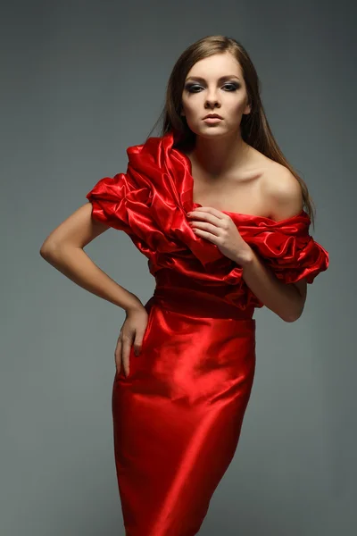 Uma bela jovem está em roupas vermelhas — Fotografia de Stock