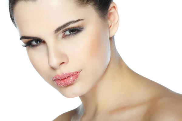 Πορτρέτο της σεξουαλικής, όμορφη μελαχρινή, με τα χείλη, 60γρ ζάχαρη, που απομονώνονται σε λευκό φόντο, συναισθήματα, καλλυντικά — Φωτογραφία Αρχείου