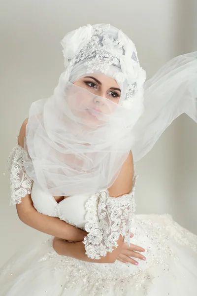 Dívka je ve svatebních šatech — Stock fotografie