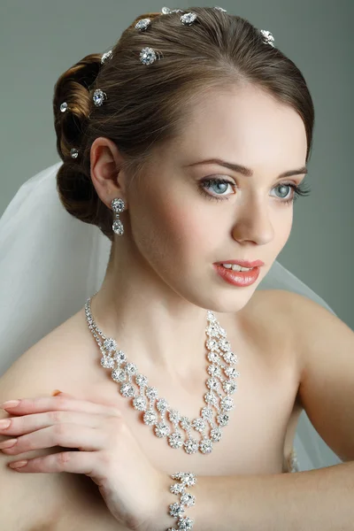 Una bella ragazza è in una decorazione di nozze — Foto Stock