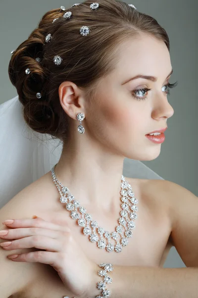 En vacker ung flicka är i en bröllopsdekoration — Stockfoto