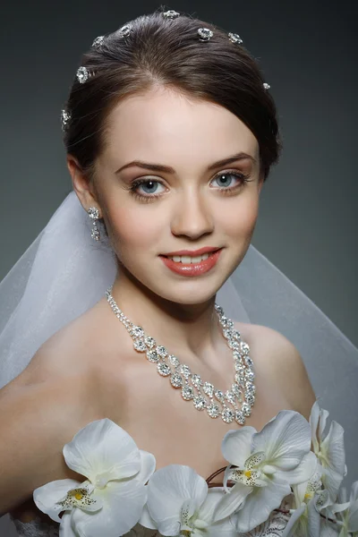 Una hermosa joven está en una decoración de boda — Foto de Stock