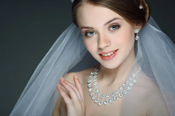 Ένα όμορφο κορίτσι είναι σε γαμήλια διακόσμηση. — Φωτογραφία Αρχείου