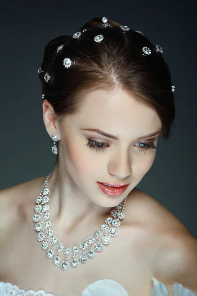 Una hermosa joven está en una decoración de boda —  Fotos de Stock