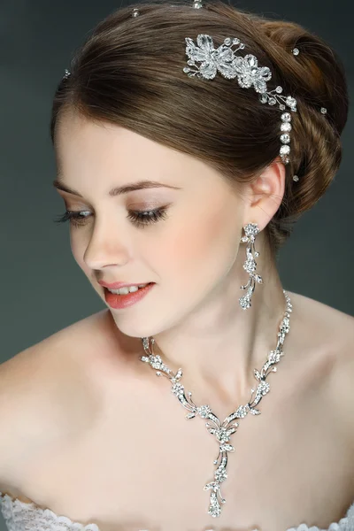 Красивая молодая девушка в свадебном украшении — стоковое фото