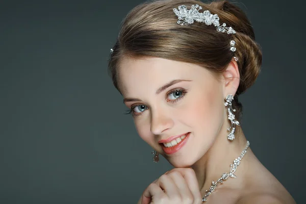 En vacker ung flicka är i en bröllopsdekoration — Stockfoto