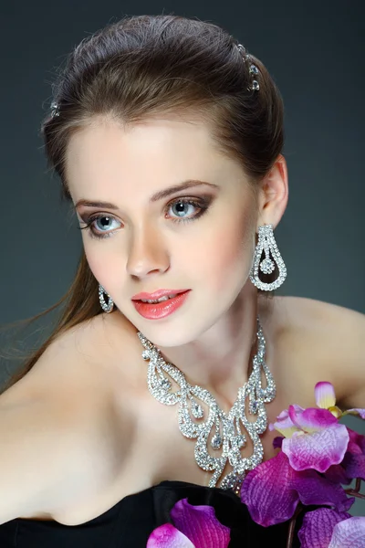 Una hermosa joven está en una decoración de boda —  Fotos de Stock