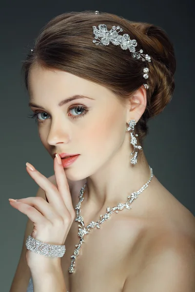 Красива молода дівчина в прикрасі весілля — стокове фото
