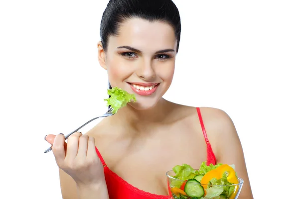 Beyaz bir arka plan üzerinde izole sebze salatası yemek oldukça genç bir kadın portresi — Stok fotoğraf