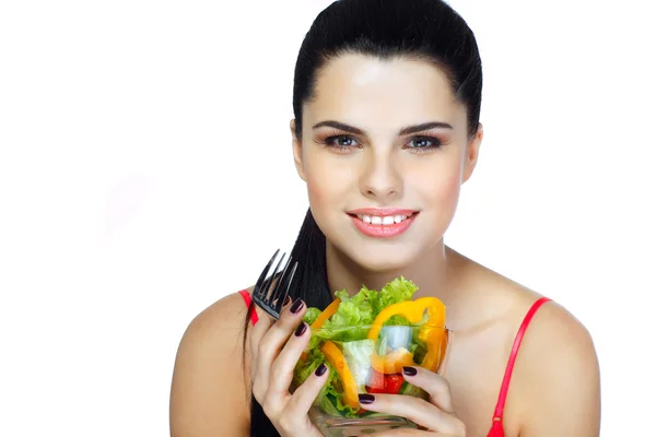 Ritratto di una bella giovane donna che mangia insalata di verdure isolata su sfondo bianco — Foto Stock