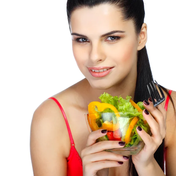 白い背景に分離した野菜のサラダを食べてかなり若い女性の肖像画 — ストック写真