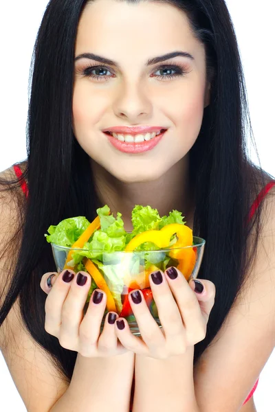 Retrato de uma jovem mulher bonita comendo salada de legumes isolada em um fundo branco — Fotografia de Stock