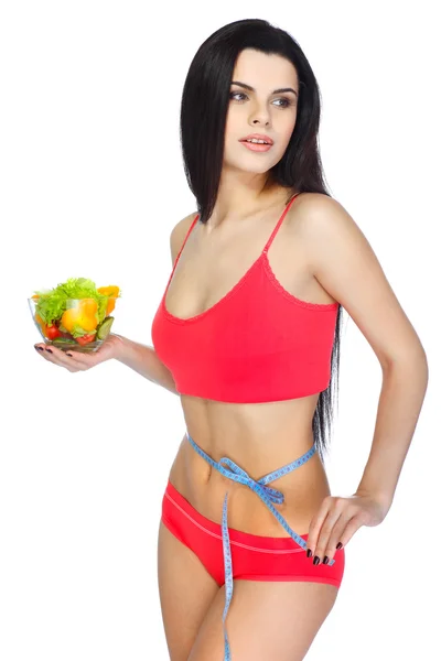 Portret van een mooie jonge vrouw eten plantaardige salade geïsoleerd op een witte achtergrond — Stockfoto