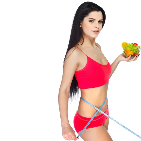 Portret van een mooie jonge vrouw eten plantaardige salade geïsoleerd op een witte achtergrond — Stockfoto