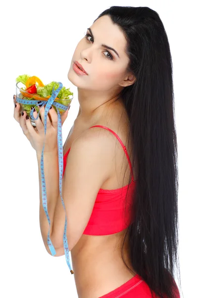 Portrait d'une jolie jeune femme mangeant une salade de légumes isolée sur fond blanc — Photo