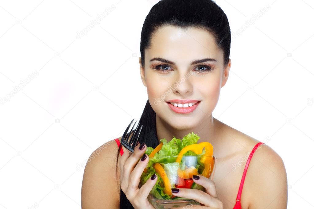 Retrato De Una Hermosa Joven Comiendo Ensalada De Verduras Aislada Sobre Un Fondo Blanco 1586