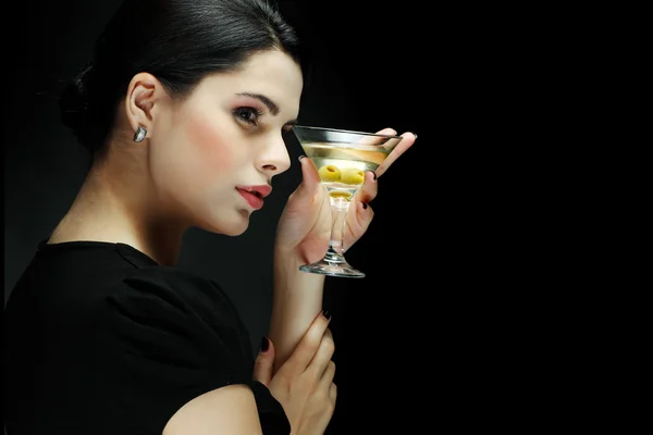 Hermosa joven con vaso de martini — Foto de Stock