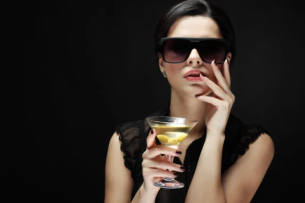 Bella ragazza con bicchiere di martini — Foto Stock