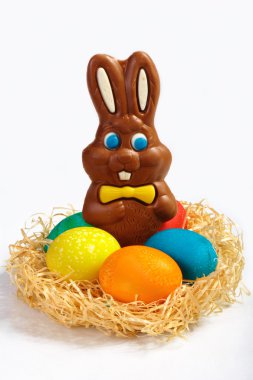 Beş renkli yumurta ve çikolata Paskalya tavşanı