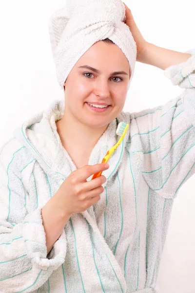 Menina bonita está envolvida na higiene da manhã — Fotografia de Stock