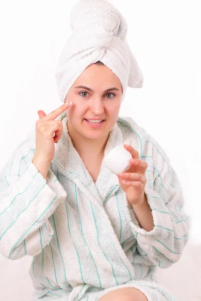 Chica bonita hace higiene matutina — Foto de Stock