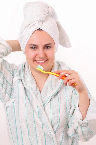 Bastante joven se cepilla los dientes blancos — Foto de Stock