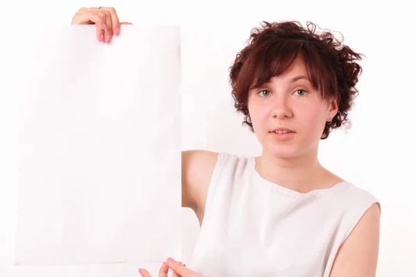 Muchacha joven atractiva con un pedazo de papel grande y en blanco — Foto de Stock