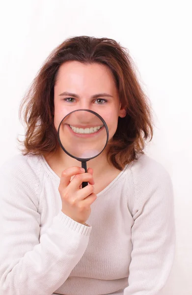 Schönes und lustiges junges Mädchen zeigt ihre weißen Zähne — Stockfoto