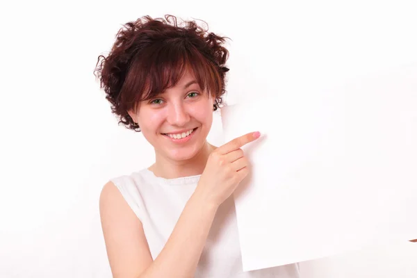 Όμορφη κοπέλα δείχνει ένα κενό φύλλο χαρτιού — Φωτογραφία Αρχείου