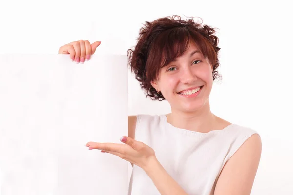 S úsměvem mladá dívka ukazuje velký kus papíru — Stock fotografie