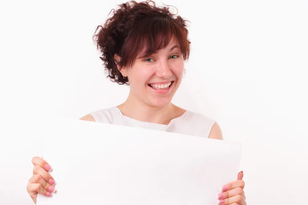 Усміхнена молода дівчина з великим шматком білого паперу — стокове фото