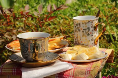 güzel bardaklar, muz ve beyaz ekmek parçaları