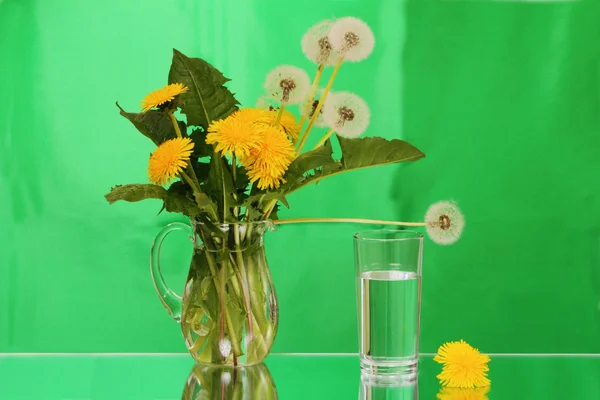 Composición creativa con flores de cristal, jarra y diente de león — Foto de Stock