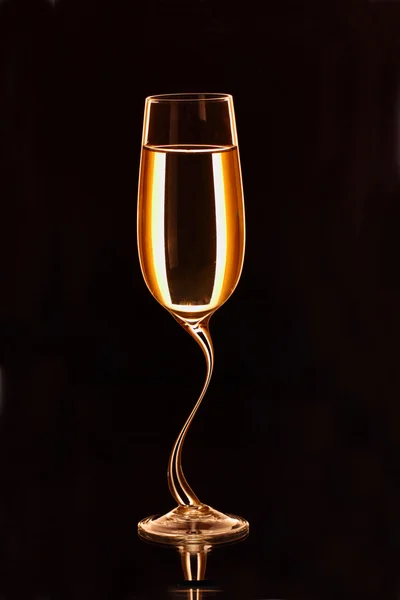 Un bellissimo bicchiere da vino fatto a mano — Foto Stock