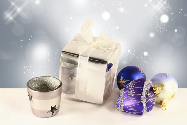 Bolas de Natal, uma caixa de presente e um castiçal — Fotografia de Stock