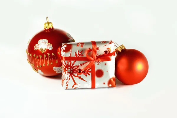 Palle di Natale rosse e una confezione regalo — Foto Stock