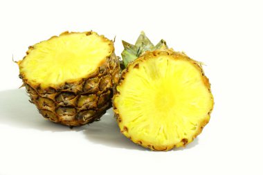 iki parçaya bölünmüş ananas