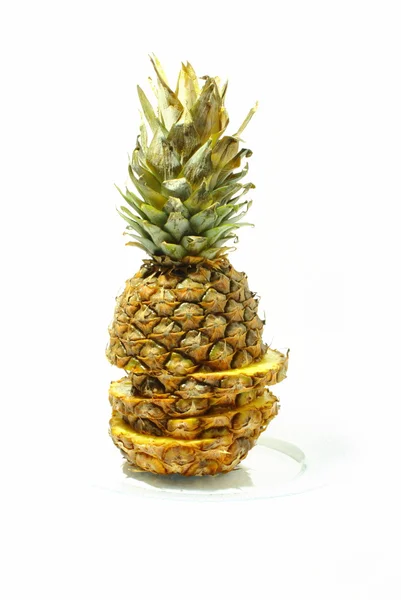 Um ananás fatiado — Fotografia de Stock