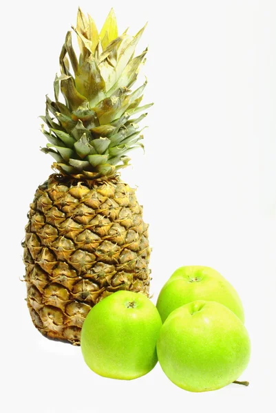 Dojrzały ananas i trzy zielone jabłka — Zdjęcie stockowe