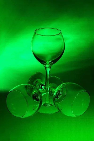 Trois verres à vin sur fond vert — Photo