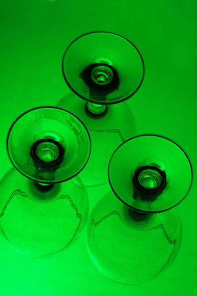 Tre bicchieri da vino con sfondo verde — Foto Stock