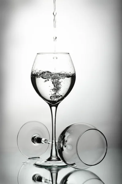 两个酒杯和水滴 — 图库照片