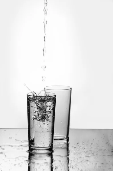 Дві склянки і краплі води — стокове фото